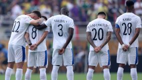 Ruben Neves é consolado por Koulibaly e Milinkovic-Savic durante homenagem a Diogo Jota; João Cancelo também se emociona