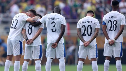 Ruben Neves é consolado por Koulibaly e Milinkovic-Savic durante homenagem a Diogo Jota; João Cancelo também se emociona
