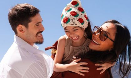 Nicolas Prattes se declara à Sabrina Sato e Zoe em viagem