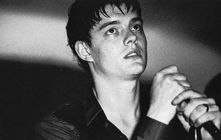 Sam Riley em cena de "Control" • Reprodução/The Weinstein Company