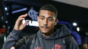 Samuel Lino, reforço do Flamengo, na chegada da equipe ao Maracanã