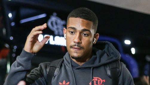 Samuel Lino, reforço do Flamengo, na chegada da equipe ao Maracanã