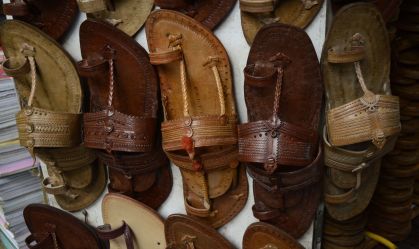 "Escândalo das sandálias" da Prada mostra dilema da moda de luxo na Índia