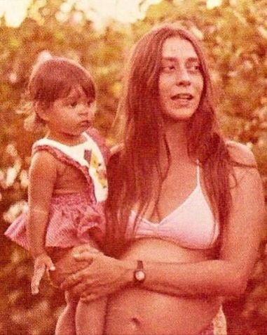 Sandra Gadelha segura no colo sua filha, Preta Gil • Instagram/ Preta Gil
