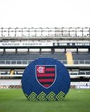 Escudo do Flamengo no gramado da Vila Belmiro antes do jogo contra o Santos