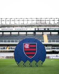 Escudo do Flamengo no gramado da Vila Belmiro antes do jogo contra o Santos
