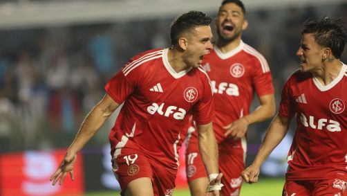 Borré comemora gol sobre o Santos pelo Brasileirão