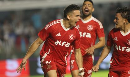 Borré comemora gol sobre o Santos pelo Brasileirão