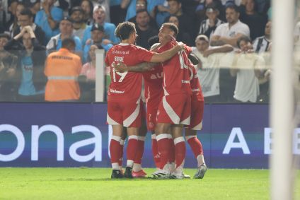 Jogadores do Inter comemoram gol de Carbonero