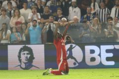 Carbonero comemora gol sobre o Santos pelo Brasileirão