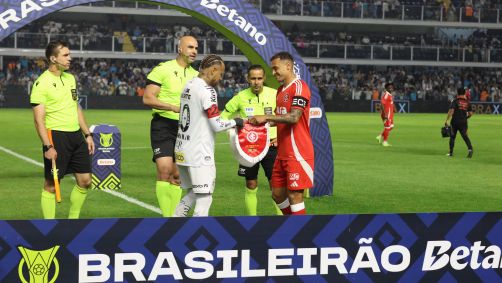Os capitães Neymar e Alan Patrick antes de Santos x Internacional pelo Campeonato Brasileiro