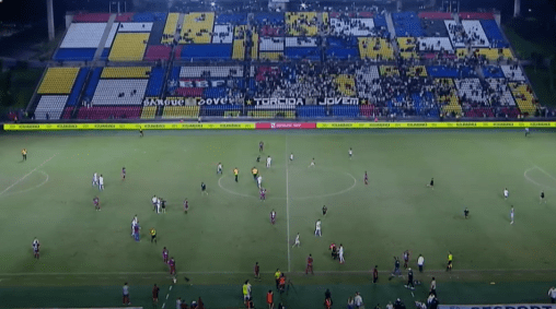 Momento em que crianças invadiram o jogo entre Santos e Desportiva