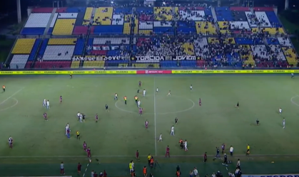 Crianças invadem campo e Neymar é retirado em Santos x Desportiva