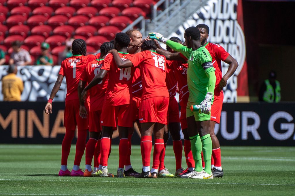 Jogadores do São Cristóvão e Névis antes de duelo com a Jamaica, em Santa Clara (EUA)
