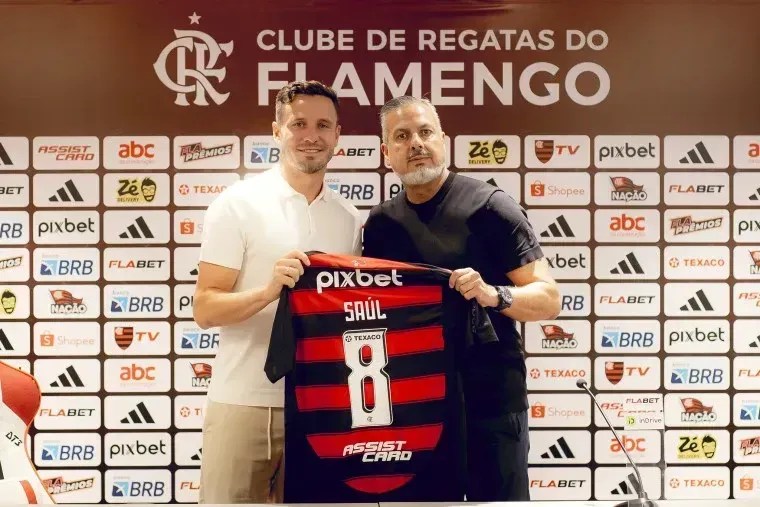 Saúl ao lado de José Boto em apresentação no CT do Flamengo