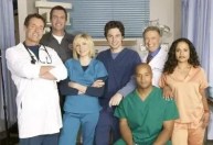 Sitcom médica dos anos 2000 deve ganhar reboot com volta de elenco original