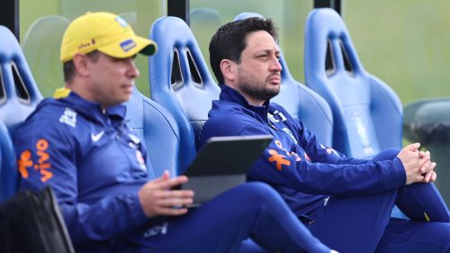 O técnico Arthur Elias em treino da Seleção Brasileira antes da Copa América Feminina