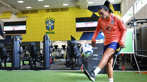 Marta em treino da Seleção Brasileira antes da Copa América Feminina
