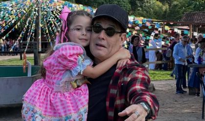 Sérgio Mallandro curte festa junina com neta pela 1ª vez: "Nunca tinha ido"