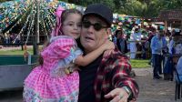Sérgio Mallandro curte festa junina com neta pela 1ª vez: "Nunca tinha ido"