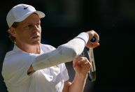 Sinner arrasa Djokovic e chega à primeira final de Wimbledon