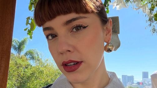 Alice Wegmann mostra modelito de Solange para casamento de Fátima em "Vale Tudo"