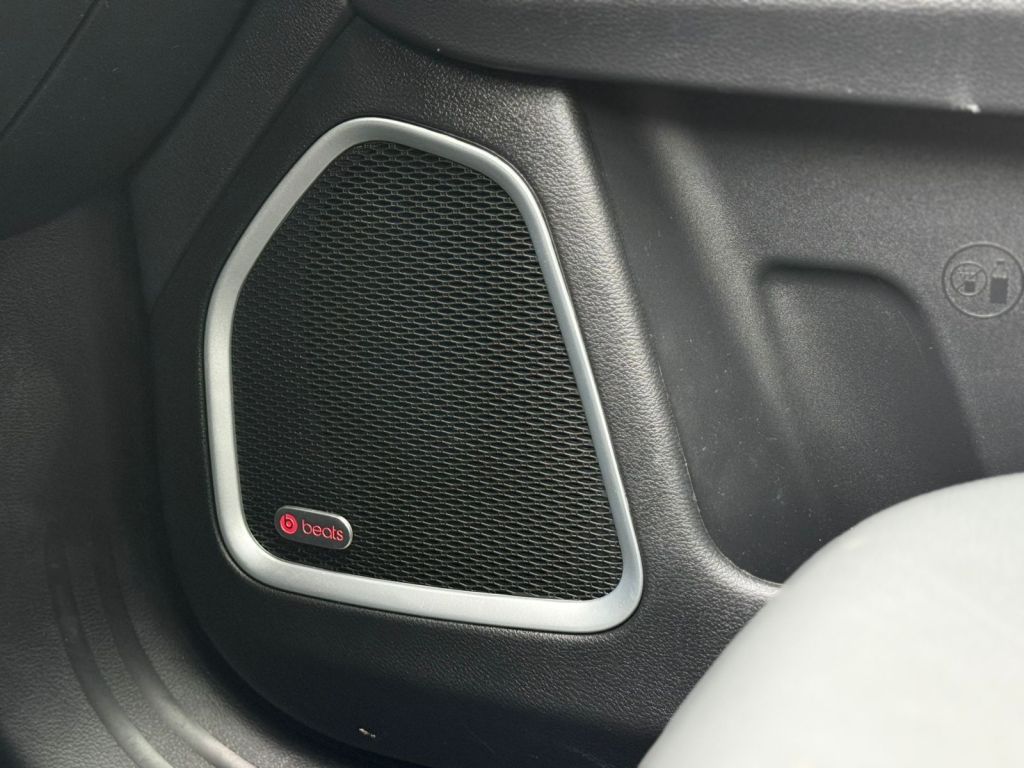 Sistema de som é composto por 8 alto-falantes e subwoofer