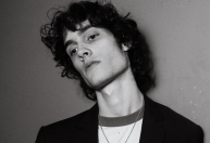 Jovem de 20 anos conquista topo do Spotify Global pela 1ª vez com hit viral