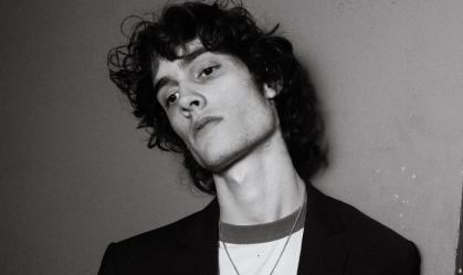 Jovem de 20 anos conquista topo do Spotify Global pela 1ª vez com hit viral