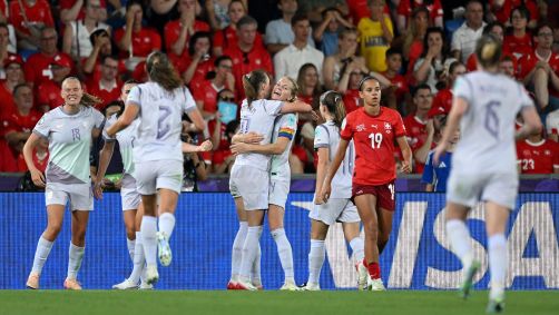 Ada Hegerberg e Carolina Graham Hansen se abraçam na comemoração do gol da virada da Noruega sobre a Suíça na estreia da Euro Feminina