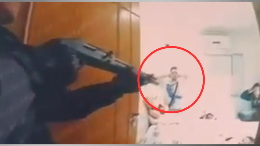 Vídeo mostra quando os agentes entram na residência; Igor Oliveira de Moraes Santos aparece com atrás da cama com as duas mãos na cabeça • Reprodução/CNN