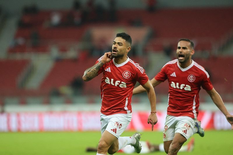 Bruno Tabata celebra gol contra o Vitória