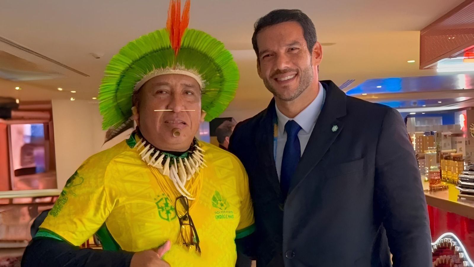 Indígena Uvilson Candido, da etnia Terena, ao lado de Samir Xaud, presidente da CBF