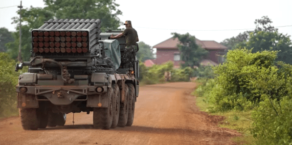 Veículo militar do Camboja durante conflito com a Tailândia