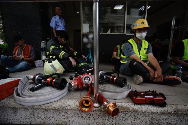 Equipes de resgate e voluntários se abrigam durante um exercício de ataque aéreo em Taipei • Ritchie B Tongo/EPA/Shutterstock via CNN Newsource