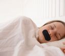 Tampar a boca com fita para dormir funciona? Entenda