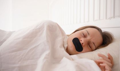 Tampar a boca com fita para dormir funciona? Entenda