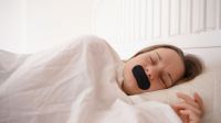 Tampar a boca com fita para dormir funciona? Entenda