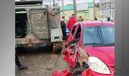 Vídeo: tanque do Exército passa por cima de dois carros no PR