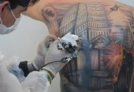 CFM proíbe uso de anestesia geral e sedação para tatuagens