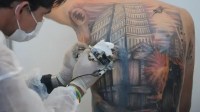 CFM proíbe uso de anestesia geral e sedação para tatuagens