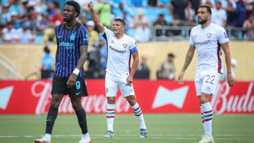 Thiago Silva orienta o Fluminense na vitória sobre a Inter de Milão