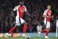 Ex-jogador do Arsenal é acusado de estupro e agressão sexual, diz polícia