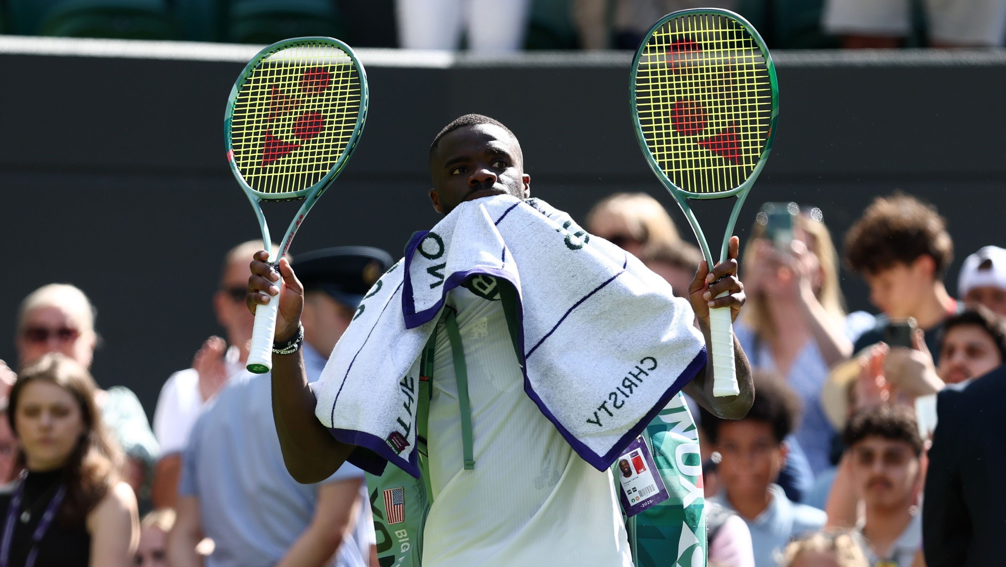Frances Tiafoe se despede da torcida em Wimbledon após perder para Cameron Norrie