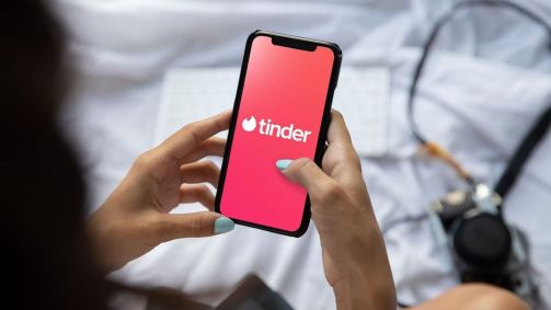 Tinder revela que 20% das primeiras mensagens trocadas no app incluem ao menos um emoji