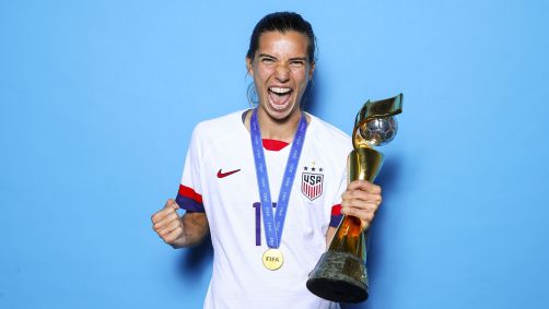 Tobin Heath com a taça de Copa do Mundo de 2019