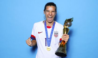 Bicampeã do mundo com os EUA anuncia aposentadoria após sofrer com lesões