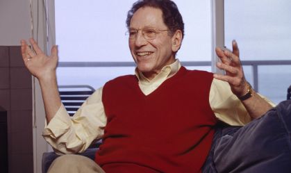 Cantor satírico, Tom Lehrer, morre aos 97 anos