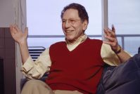 Cantor satírico, Tom Lehrer, morre aos 97 anos