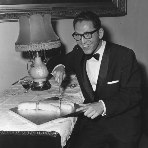 Tom Lehrer em maio de 1959 • Evening Standard/Hulton Archive/Getty Images